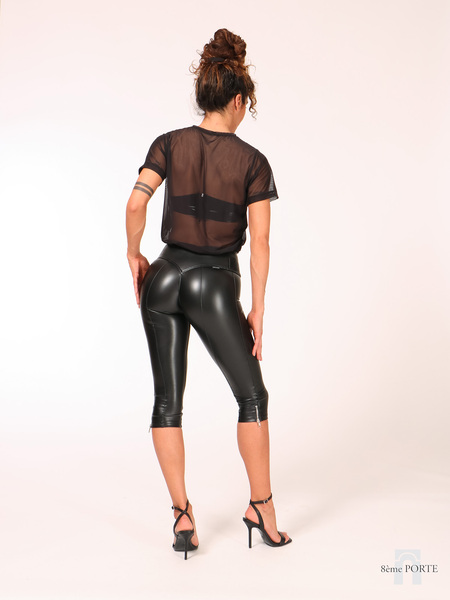 Back view of custom-made faux leather capri leggings showing the signature V-back waistband and 3D booty-accentuating separated seam structure by Ishtar & Brute.