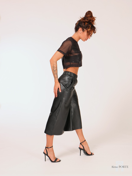 Right profile view of black 8ÈME PORTE mid-calf culottes showing the relaxed fit.