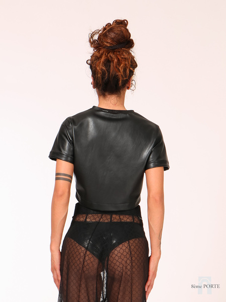 Detailed close-up of the 8ème-Porte cropped t-shirt focusing on the high-quality neckline stitching and the supple texture of the faux leather fabric.