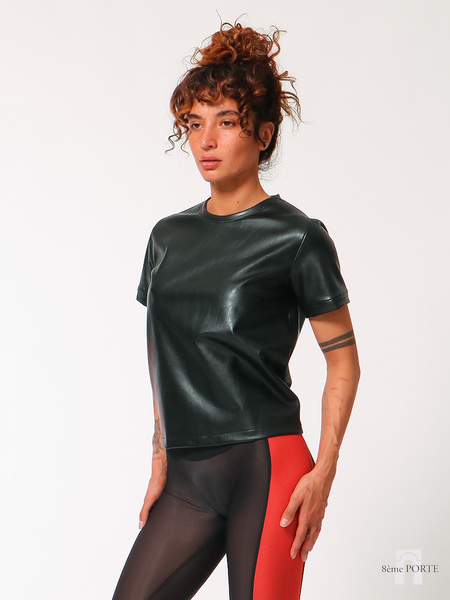 Detailed close-up of the 8ème-Porte midi t-shirt showcasing the high-quality stitching, neckline finishing, and supple texture of the premium faux leather.